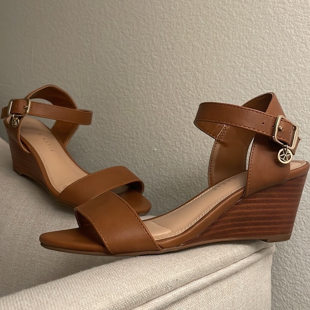 KELLY & KATIE wedges - size 6